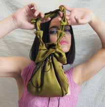 Load image into Gallery viewer, Virgilio - Silk bows bag
